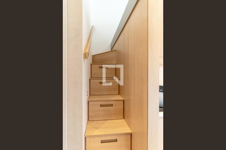 Studio para alugar com 30m², 1 quarto e sem vagaEscada