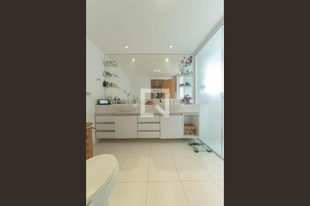 Apartamento à venda com 193m², 3 quartos e 3 vagasBanheiro da Suíte 2