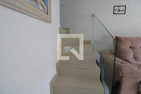 Casa de condomínio para alugar com 90m², 2 quartos e 2 vagasEscada para as suítes