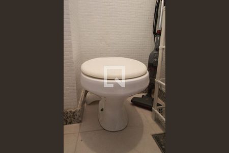 Apartamento à venda com 75m², 2 quartos e 1 vaga Apartamento à venda com 75m², 2 quartos e 1 vagaBanheiro da Área de serviço - vaso