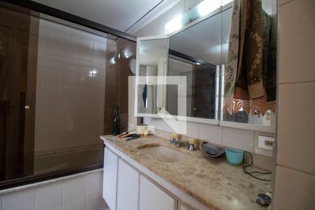 Apartamento à venda com 192m², 4 quartos e 3 vagas Apartamento à venda com 192m², 4 quartos e 3 vagasBanheiro da Suíte 2