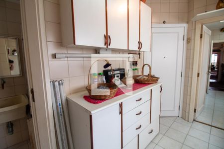 Apartamento à venda com 192m², 4 quartos e 3 vagas Apartamento à venda com 192m², 4 quartos e 3 vagasÁrea de Serviço