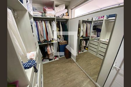 Casa à venda com 500m², 4 quartos e 4 vagas Casa à venda com 500m², 4 quartos e 4 vagasCloset