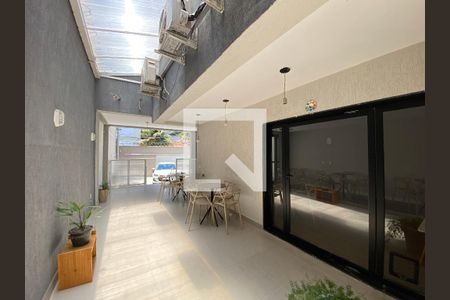 Casa à venda com 500m², 4 quartos e 4 vagas Casa à venda com 500m², 4 quartos e 4 vagasFrente