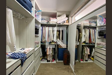 Casa à venda com 500m², 4 quartos e 4 vagas Casa à venda com 500m², 4 quartos e 4 vagasCloset