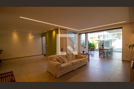 Sala de casa de condomínio à venda com 4 quartos, 250m² em Vargem Pequena, Rio de Janeiro