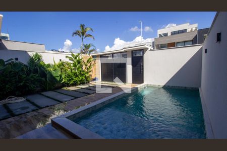 Casa de condomínio à venda com 250m², 4 quartos e 2 vagasQuintal