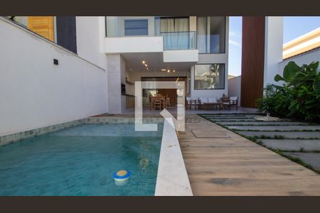 Casa de condomínio à venda com 250m², 4 quartos e 2 vagasQuintal
