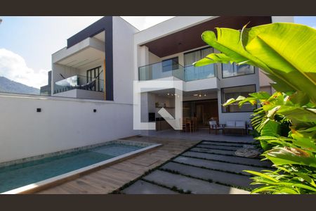 Casa de condomínio à venda com 250m², 4 quartos e 2 vagasQuintal