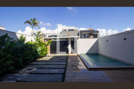 Casa de condomínio à venda com 250m², 4 quartos e 2 vagasQuintal