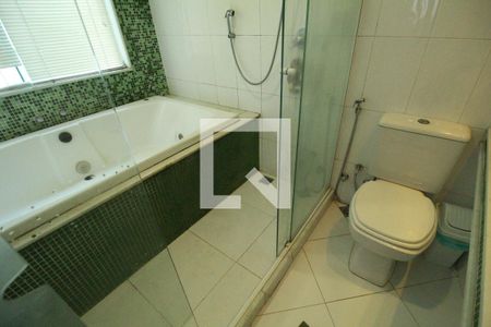 Casa de condomínio à venda com 204m², 4 quartos e 2 vagasBanheiro da suíte