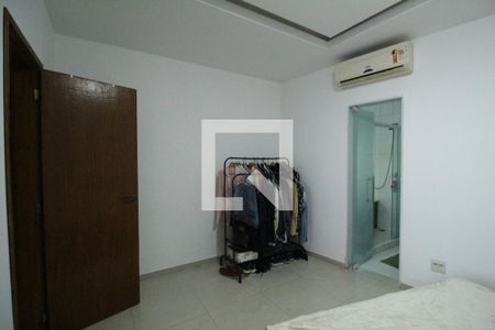 Casa de condomínio à venda com 204m², 4 quartos e 2 vagasSuíte