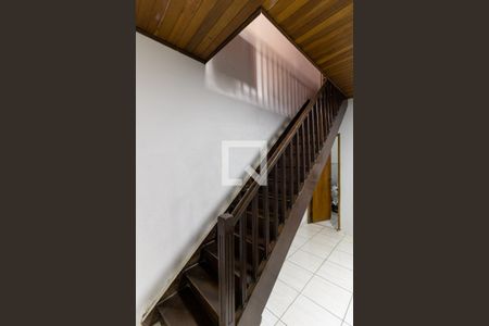 Casa à venda com 250m², 5 quartos e 2 vagas Casa à venda com 250m², 5 quartos e 2 vagasEscada da Casa 2