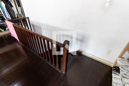 Casa à venda com 250m², 5 quartos e 2 vagas Casa à venda com 250m², 5 quartos e 2 vagasEscada da Casa 2