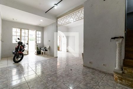 Casa à venda com 250m², 5 quartos e 2 vagas Casa à venda com 250m², 5 quartos e 2 vagasSalão