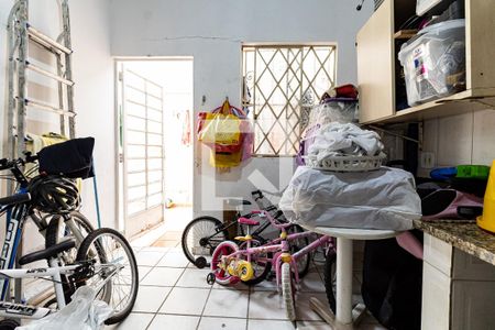 Casa à venda com 250m², 5 quartos e 2 vagas Casa à venda com 250m², 5 quartos e 2 vagasLavanderia