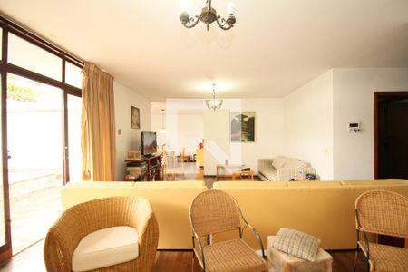 Casa à venda com 285m², 4 quartos e 5 vagasSala