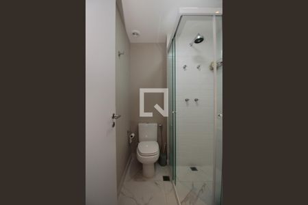 Banheiro de kitnet/studio para alugar com 1 quarto, 25m² em Pinheiros, São Paulo