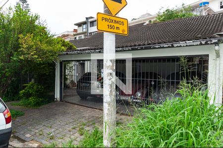 Casa à venda com 400m², 5 quartos e 3 vagas Casa à venda com 400m², 5 quartos e 3 vagasFachada