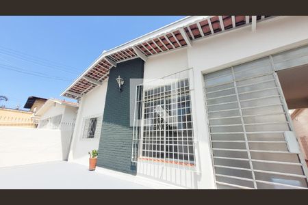 Casa à venda com 163m², 3 quartos e 2 vagas Casa à venda com 163m², 3 quartos e 2 vagasFachada Interna