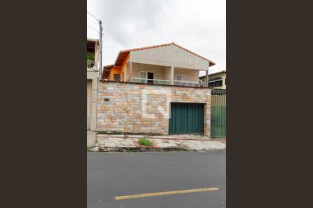 Casa para alugar com 361m², 4 quartos e 2 vagas Casa para alugar com 361m², 4 quartos e 2 vagasFachada