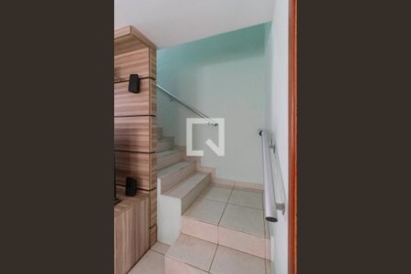 Casa para alugar com 361m², 4 quartos e 2 vagas Casa para alugar com 361m², 4 quartos e 2 vagasEscada