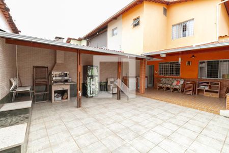 Casa para alugar com 361m², 4 quartos e 2 vagas Casa para alugar com 361m², 4 quartos e 2 vagasQuintal