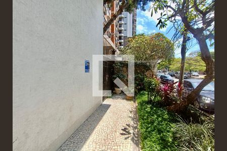 Apartamento para alugar com 83m², 1 quarto e 1 vagaFachada com cartaz QA