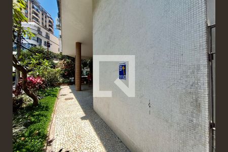 Apartamento para alugar com 83m², 1 quarto e 1 vagaFachada com cartaz QA