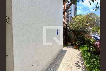 Apartamento para alugar com 83m², 1 quarto e 1 vagaFachada com cartaz QA
