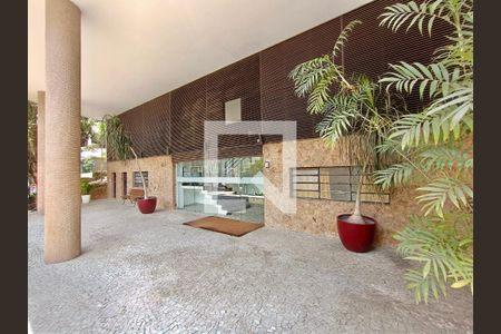 Apartamento para alugar com 83m², 1 quarto e 1 vagaFachada com cartaz QA