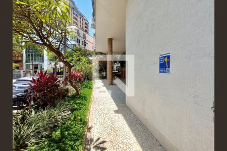 Apartamento para alugar com 83m², 1 quarto e 1 vagaFachada com cartaz QA