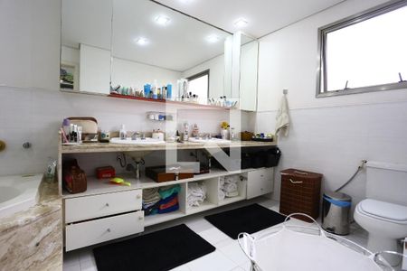 Apartamento à venda com 211m², 4 quartos e 4 vagasBanheiro da Suíte 2
