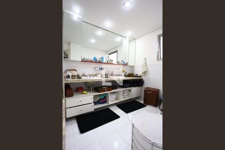 Apartamento à venda com 211m², 4 quartos e 4 vagasBanheiro da Suíte 2