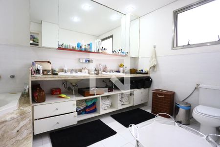 Apartamento à venda com 211m², 4 quartos e 4 vagasBanheiro da Suíte 2