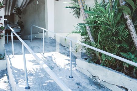 Casa à venda com 630m², 4 quartos e 6 vagas Casa à venda com 630m², 4 quartos e 6 vagasEntrada