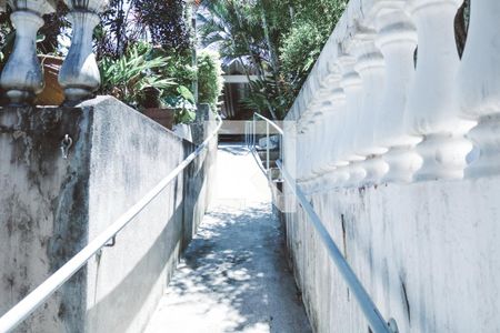 Casa à venda com 630m², 4 quartos e 6 vagas Casa à venda com 630m², 4 quartos e 6 vagasEntrada