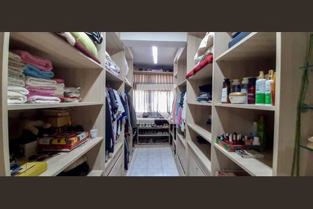 Casa à venda com 511m², 5 quartos e 3 vagas Casa à venda com 511m², 5 quartos e 3 vagasCloset da Suíte Master