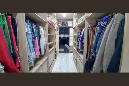 Casa à venda com 511m², 5 quartos e 3 vagas Casa à venda com 511m², 5 quartos e 3 vagasCloset da Suíte Master