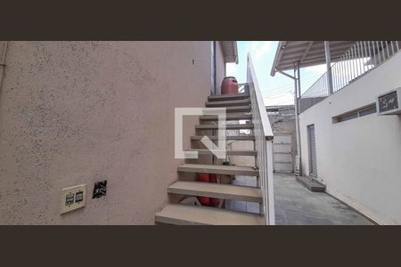 Casa à venda com 511m², 5 quartos e 3 vagas Casa à venda com 511m², 5 quartos e 3 vagasEscada de Acesso para Salão de Festas