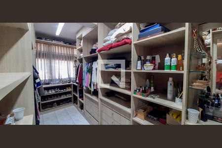 Casa à venda com 511m², 5 quartos e 3 vagas Casa à venda com 511m², 5 quartos e 3 vagasCloset da Suíte Master