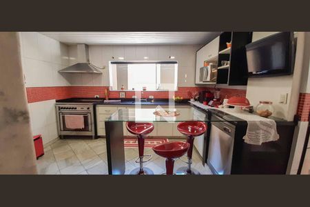 Casa à venda com 511m², 5 quartos e 3 vagas Casa à venda com 511m², 5 quartos e 3 vagasCozinha