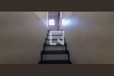 Casa à venda com 511m², 5 quartos e 3 vagas Casa à venda com 511m², 5 quartos e 3 vagasEscada de acesso aos quartos