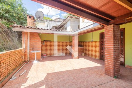 Quintal de casa à venda com 3 quartos, 194m² em Medianeira, Porto Alegre