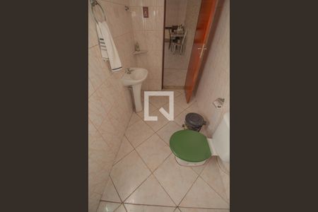 Casa à venda com 220m², 4 quartos e 3 vagas Casa à venda com 220m², 4 quartos e 3 vagasBanheiro de Área de Serviço