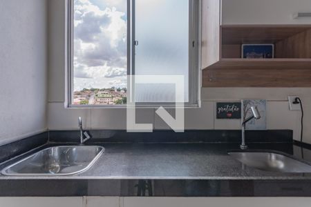Cozinha de apartamento à venda com 2 quartos, 50m² em Heliópolis, Belo Horizonte