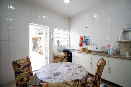 Casa à venda com 223m², 4 quartos e 2 vagas Casa à venda com 223m², 4 quartos e 2 vagasCozinha