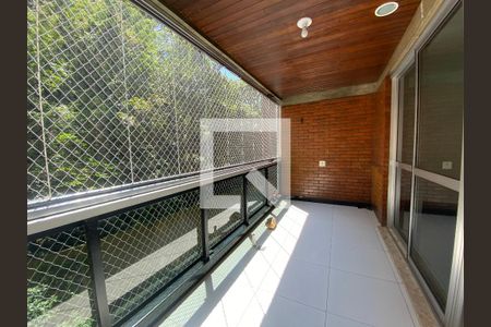 Apartamento à venda com 160m², 3 quartos e 2 vagas Apartamento à venda com 160m², 3 quartos e 2 vagasVaranda dos quartos 2 e 3