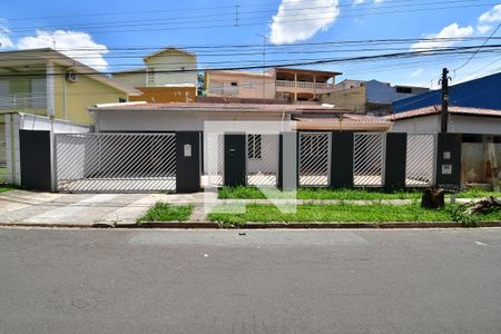 Casa à venda com 263m², 3 quartos e 6 vagasFachada