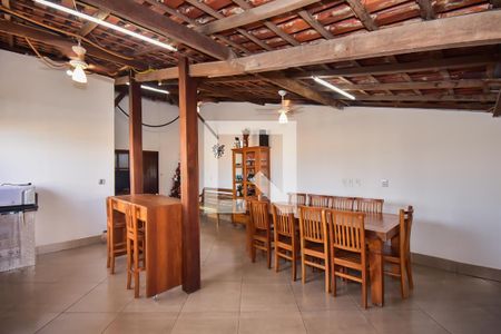 Casa à venda com 250m², 4 quartos e 4 vagas Casa à venda com 250m², 4 quartos e 4 vagasSalão